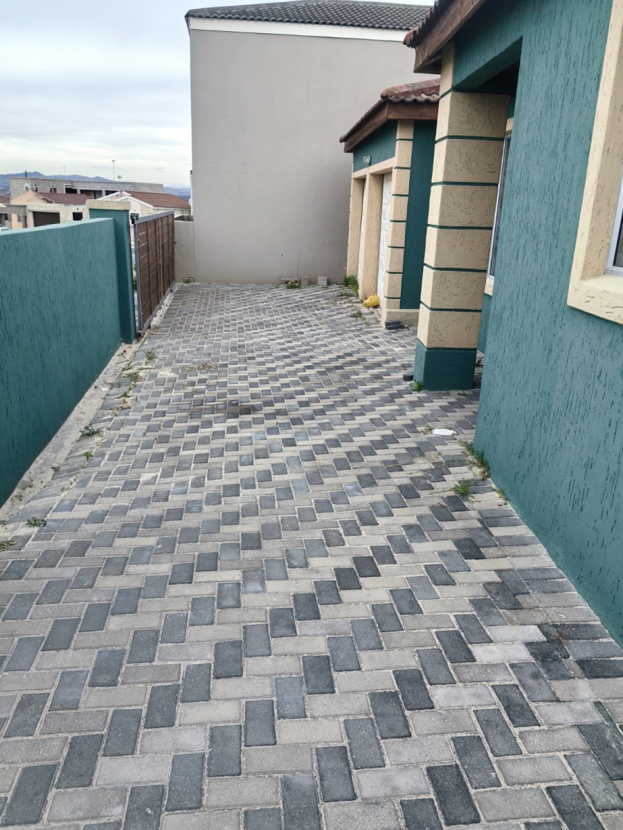 3 Bedroom Property for Sale in Ilitha Park Western Cape